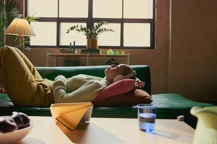 Kobo Libra Colour - eBook Reader con Pantalla Táctil a Color E Ink Kaleido de 7" (17.8 cm), Resolución 1264x1680, 32 GB, Wi-Fi, Bluetooth, Resistente al Agua, Color Blanco