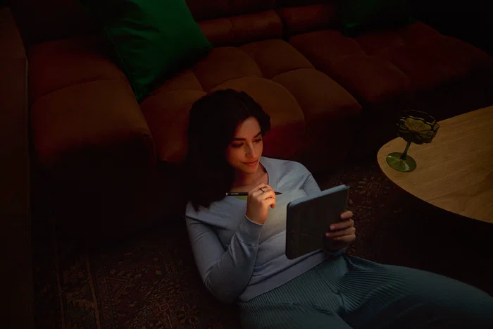 Kobo Libra Colour - eBook Reader con Pantalla Táctil a Color E Ink Kaleido de 7" (17.8 cm), Resolución 1264x1680, 32 GB, Wi-Fi, Bluetooth, Resistente al Agua, Color Blanco