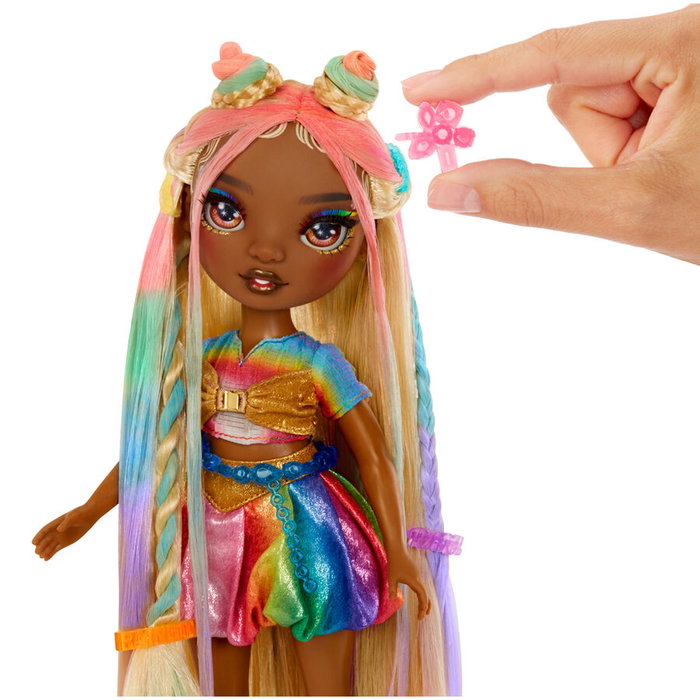 MGA Muñeca Meline Hair Chalk & Style Rainbow High para +6 años, pelo largo y teñible con colores arcoíris