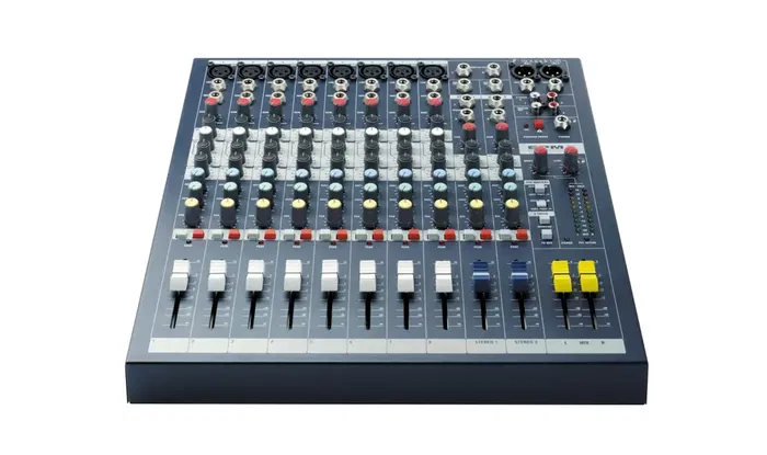 SOUNDCRAFT EPM 8 Mesa de Mezclas Profesional: Construcción Robusta, Audio de Alta Fidelidad, EQ de 3 Bandas y Faders de 60mm