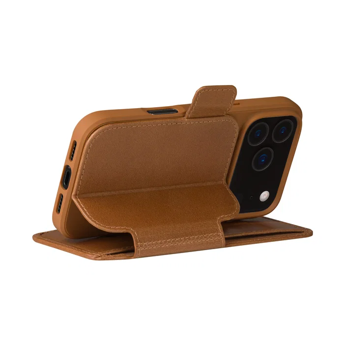 Dbramante1928 Copenhagen Funda Carrera para iPhone 17 Pro - Cuero de Grano Entero Bronceado con Cierre Magnético, Soporte de Sobremesa y 3 Bolsillos para Tarjetas