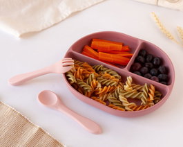 KioKids Set Cubiertos y Bandeja BLW en Silicona con Ventosa y Divisiones Rosa +6 Meses