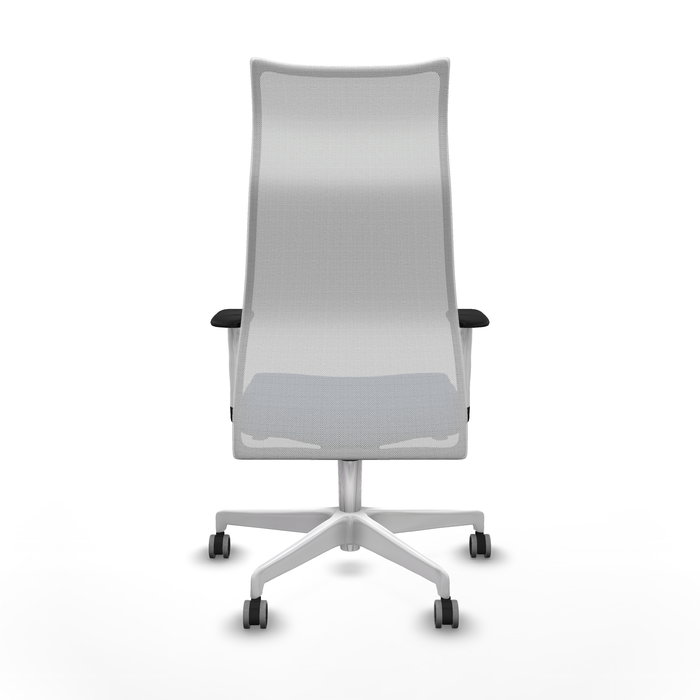 Sillón Albacete con mecanismo Sincro tapizada con Similpiel color Azul marino y malla color Blanco. Equipado con Base poliamida blanca, Brazos 1D y Ruedas 65 mm parqué