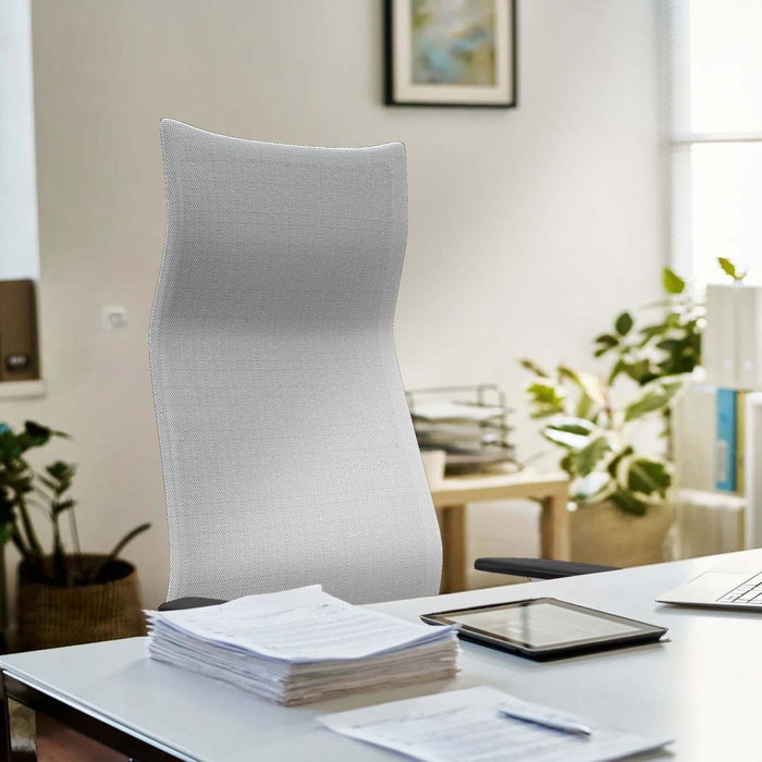 Sillón Albacete con mecanismo Sincro tapizada con Similpiel color Negro y malla color Blanco. Equipado con Base poliamida blanca, Brazos 1D y Ruedas 65mm nailon