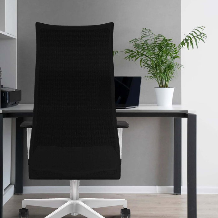 Sillón Albacete con mecanismo Sincro tapizada con Similpiel color Negro y malla color Blanco. Equipado con Base poliamida blanca, Brazos 1D y Ruedas 65mm nailon