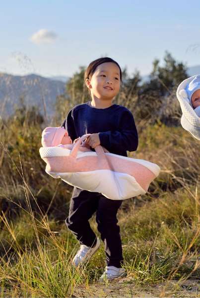 Llorens Muñeca recién nacida llorona Mimi con capazo rosa tacto suave 40 cm cuerpo tela