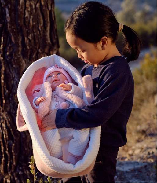 Llorens Muñeca recién nacida llorona Mimi con capazo rosa tacto suave 40 cm cuerpo tela