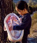 Llorens Muñeca recién nacida llorona Mimi con capazo rosa tacto suave 40 cm cuerpo tela