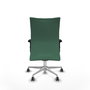 Silla Albacete confidente con mecanismo Sincro tapizada con Tela color Verde esmeralda. Equipada con Base aluminio, Brazos 2D y Ruedas 65 mm parqué