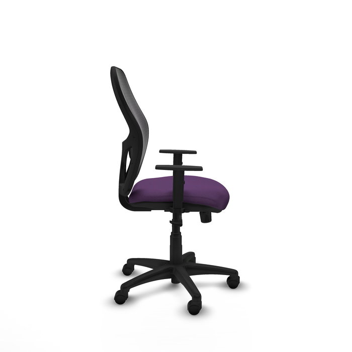 Silla de oficina Alocén con mecanismo Sincro tapizada con Tela color Morado y malla color Negro. Equipada con lumbar 1D, Brazos 1D y Ruedas de nailon 50 mm