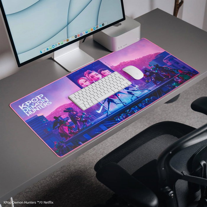 KPop Demon Hunters Alfombrilla de Escritorio Gaming XL 80x35cm Takedown Huntr/X - Neopreno con Diseño Oficial para Teclado y Ratón KPop Demon Hunters Alfombrilla de Escritorio Gaming XL 80x35cm Takedown Huntr/X - Neopreno con Diseño Oficial para Teclado y Ratón