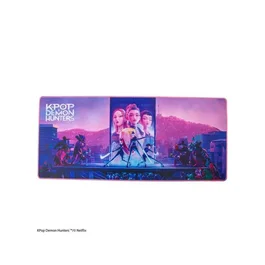 CineReplicas Alfombrilla de Escritorio Gaming XL 80x35 cm Diseño Takedown Huntr/X KPop Demon Hunters de Netflix, Neopreno, Base Antideslizante, para Teclado y Ratón