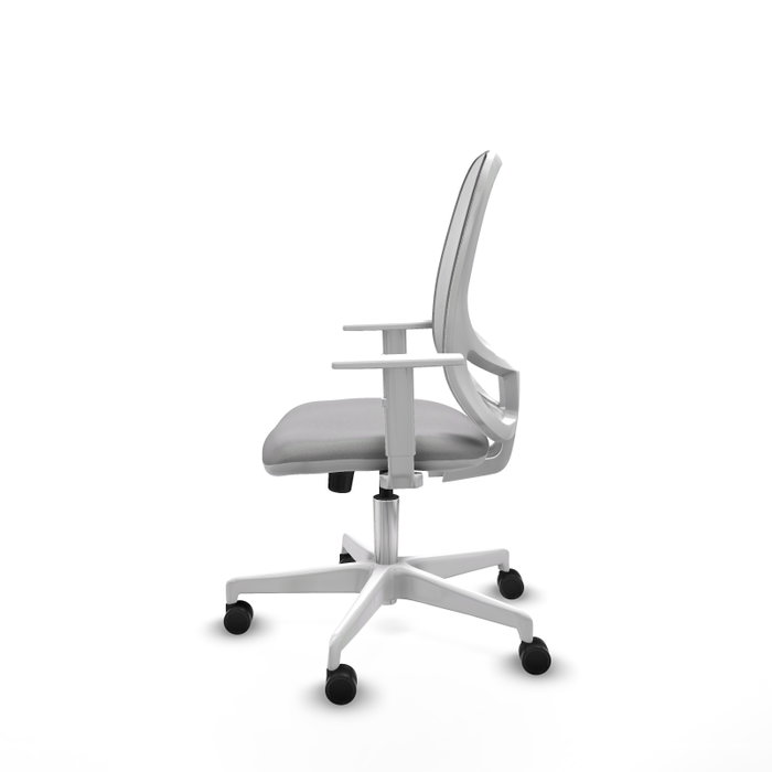Silla de oficina Cilanco con mecanismo Sincro tapizada con Tela color Gris claro y malla color Blanco. Equipada con lumbar 1D, Reposabrazos blancos y Ruedas 65mm nailon