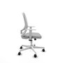 Silla de oficina Cilanco con mecanismo Sincro tapizada con Tela color Gris claro y malla color Blanco. Equipada con lumbar 1D, Reposabrazos blancos y Ruedas 65mm nailon