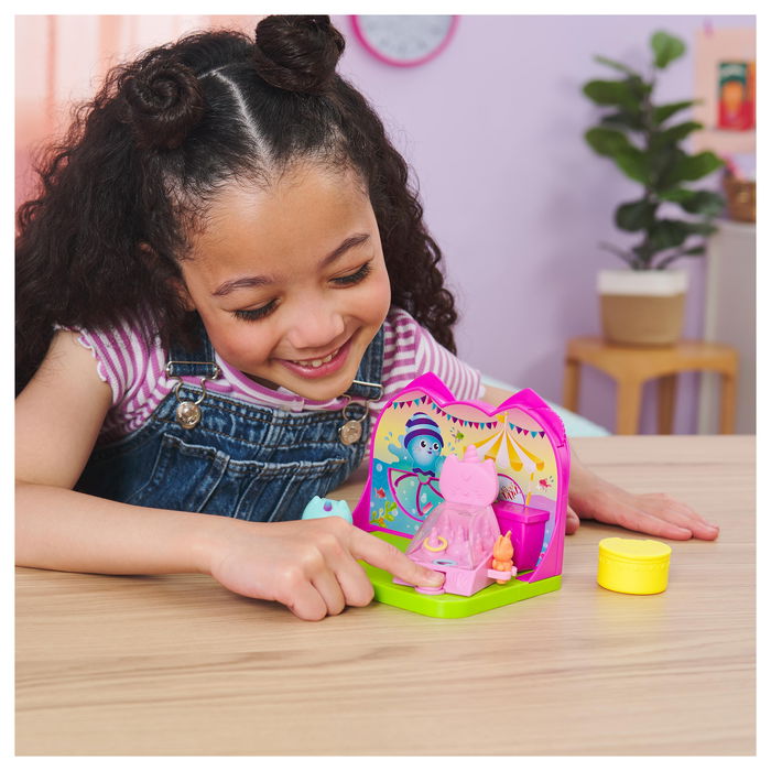 Spin Master Gabby's Dollhouse Deluxe Room Spielset 6068287 - Parque Infantil Multicolor con Kätzchen Narwal para Niños desde 3 Años