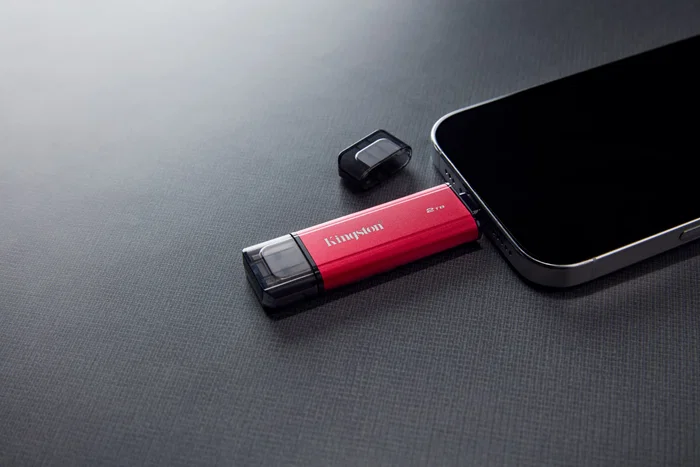 Kingston XS2000 Dual Portable SSD 2TB - USB-C y USB-A 3.2 Gen 2, 1050MB/s, Metal - Negro/Rojo
