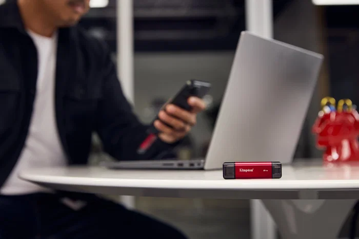 Kingston XS2000 Dual Portable SSD 2TB - USB-C y USB-A 3.2 Gen 2, 1050MB/s, Metal - Negro/Rojo