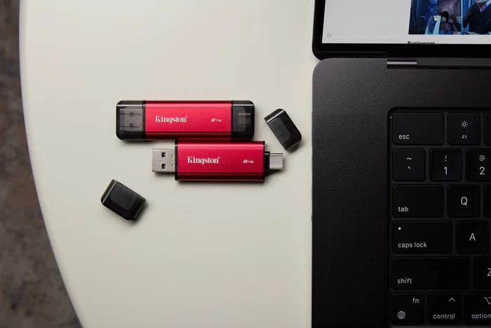 Kingston XS2000 Dual Portable SSD 2TB - USB-C y USB-A 3.2 Gen 2, 1050MB/s, Metal - Negro/Rojo