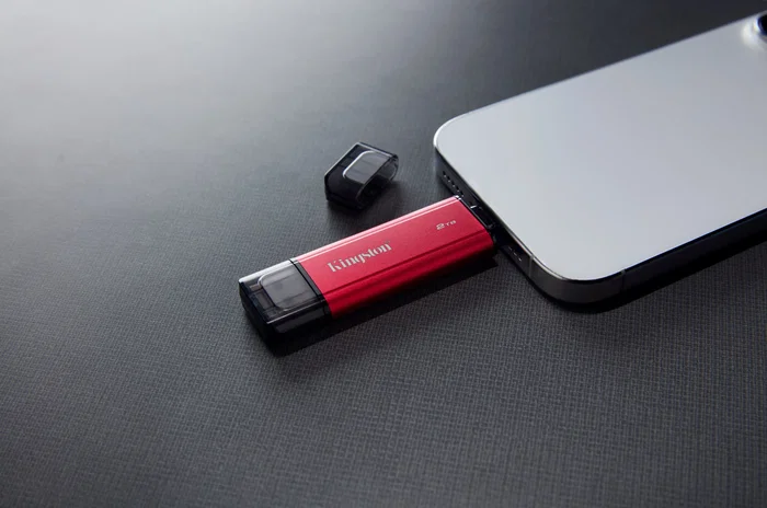 Kingston XS2000 Dual Portable SSD 2TB - USB-C y USB-A 3.2 Gen 2, 1050MB/s, Metal - Negro/Rojo