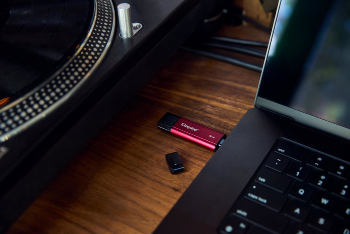 Kingston External SSD Dual Portable 2TB / SPSD/2TB, Negro y Rojo