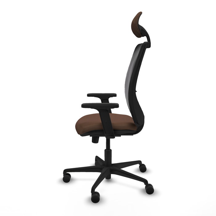 Silla de oficina Zulema con mecanismo Sincro tapizada con Tela color Marrón oscuro y malla color Negro. Equipada con lumbar 1D, Brazos 2D, Cabecero Fijo y Ruedas 65mm nailon