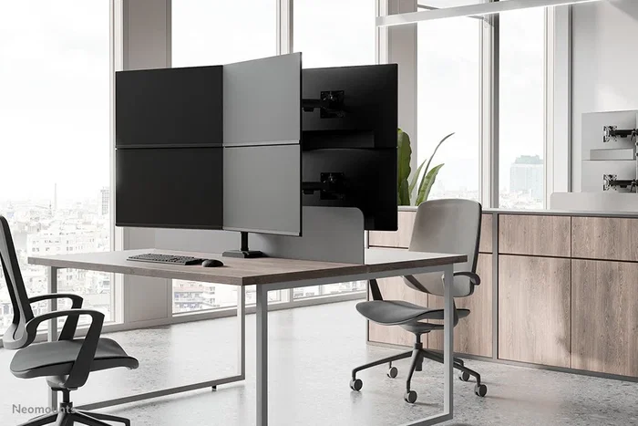 Neomounts Soporte de mesa para cuatro pantallas de 10-32'' con inclinación de 180°