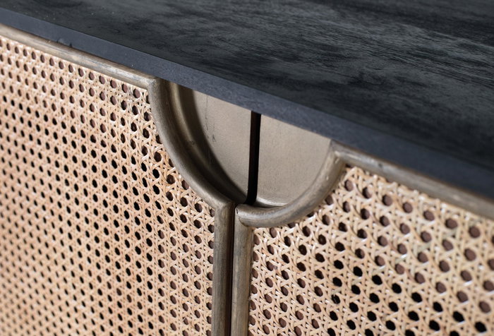 GINER Y COLOMER Aparador con puertas de ratán natural y patas de metal GINER Y COLOMER Aparador con puertas de ratán natural y patas de metal