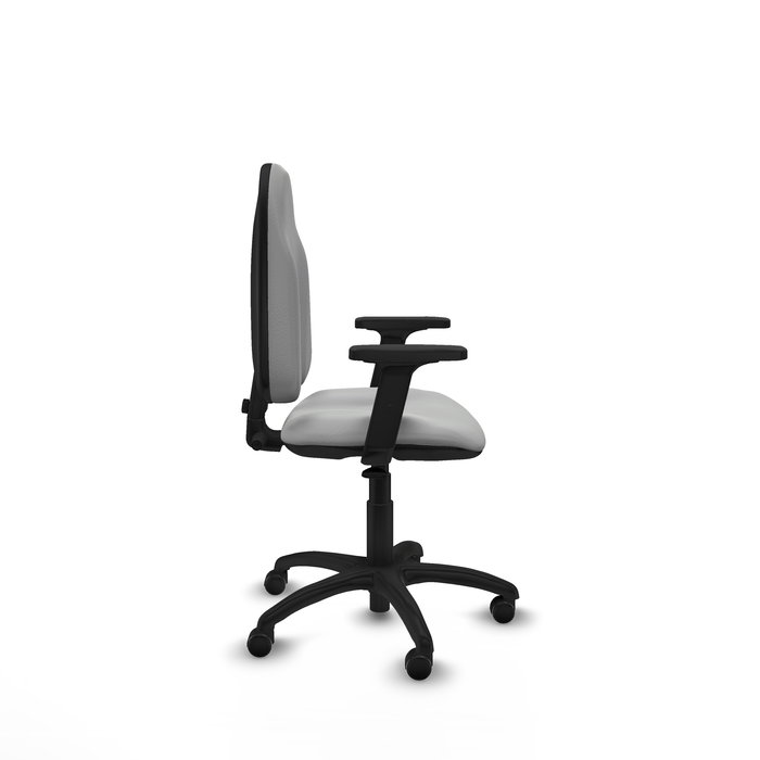 Silla de oficina Algarra con mecanismo Contacto permanente básico tapizada con Similpiel color Gris claro. Equipada con Base poliamida negra, Brazos 2D y Ruedas de parqué