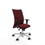 Silla Albacete confidente con mecanismo Sincro tapizada con Similpiel color Granate. Equipada con Base aluminio, Brazos 1D y Ruedas 65mm nailon