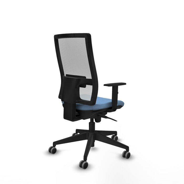 Silla de oficina Horna con mecanismo Sincro tapizada con Tela color Azul cielo y malla color Blanco. Equipada con lumbar 1D, Brazos 1D y Ruedas 65 mm parqué