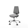 Silla de oficina Elche con mecanismo Asincro tapizada con Tela color Gris claro. Equipada con Base cromada, Sin brazos y Ruedas 65 mm parqué