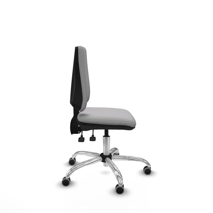 Silla de oficina Elche con mecanismo Asincro tapizada con Tela color Gris claro. Equipada con Base cromada, Sin brazos y Ruedas 65 mm parqué