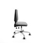 Silla de oficina Elche con mecanismo Asincro tapizada con Tela color Gris claro. Equipada con Base cromada, Sin brazos y Ruedas 65 mm parqué
