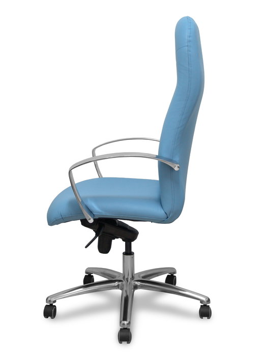 Sillón Caudete con mecanismo Basculante avanzado tapizada con Similpiel color Azul claro. Equipado con Base aluminio, Brazos fijos y Ruedas de parqué