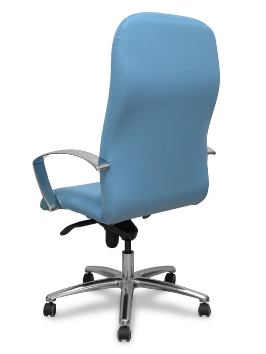 Sillón Caudete con mecanismo Basculante avanzado tapizada con Similpiel color Azul claro. Equipado con Base aluminio, Brazos fijos y Ruedas de parqué