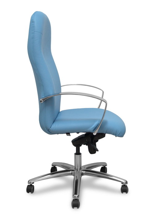 Sillón Caudete con mecanismo Basculante avanzado tapizada con Similpiel color Azul claro. Equipado con Base aluminio, Brazos fijos y Ruedas de parqué