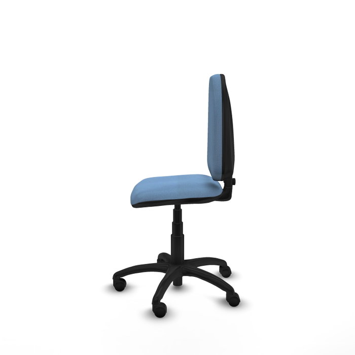 Silla de oficina Aýna con mecanismo Contacto permanente básico tapizada con Tela color Azul cielo. Equipada con Base poliamida negra, Sin brazos y Ruedas de nailon 50 mm