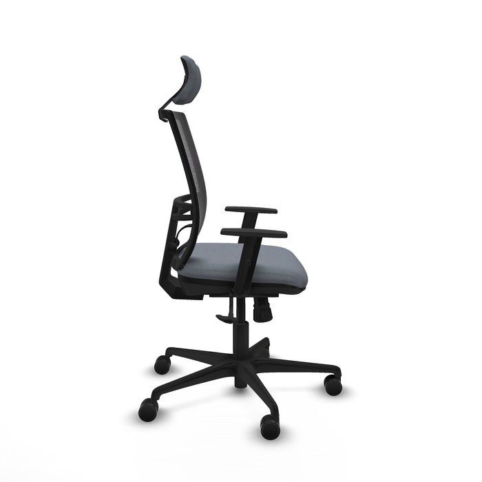 Silla de oficina Yunquera con mecanismo Sincro tapizada con Tela color Gris y malla color Negro. Equipada con lumbar 1D, Brazos 1D, Cabecero 1D y Ruedas 65mm nailon