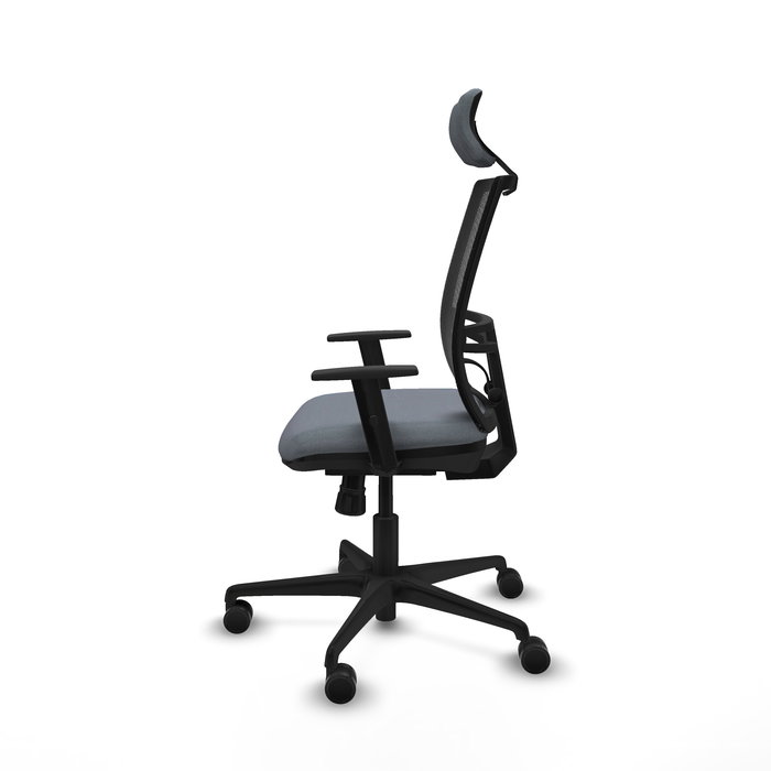 Silla de oficina Yunquera con mecanismo Sincro tapizada con Tela color Gris y malla color Negro. Equipada con lumbar 1D, Brazos 1D, Cabecero 1D y Ruedas 65mm nailon