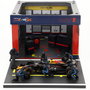 Burago Diorama Box F1 Red Bull 2023 RB20 #1 Max Verstappen 1:43 Caja de Boxes con Mecánicos, Modelo Diecast