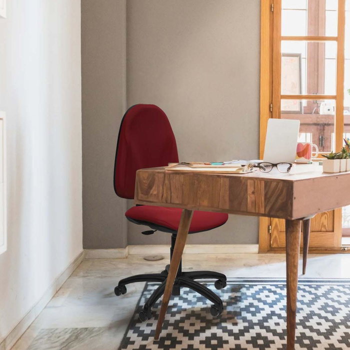 Silla de oficina Algarra con mecanismo Contacto permanente básico tapizada con Similpiel color Marrón oscuro. Equipada con Base poliamida negra, Sin brazos y Ruedas de parqué