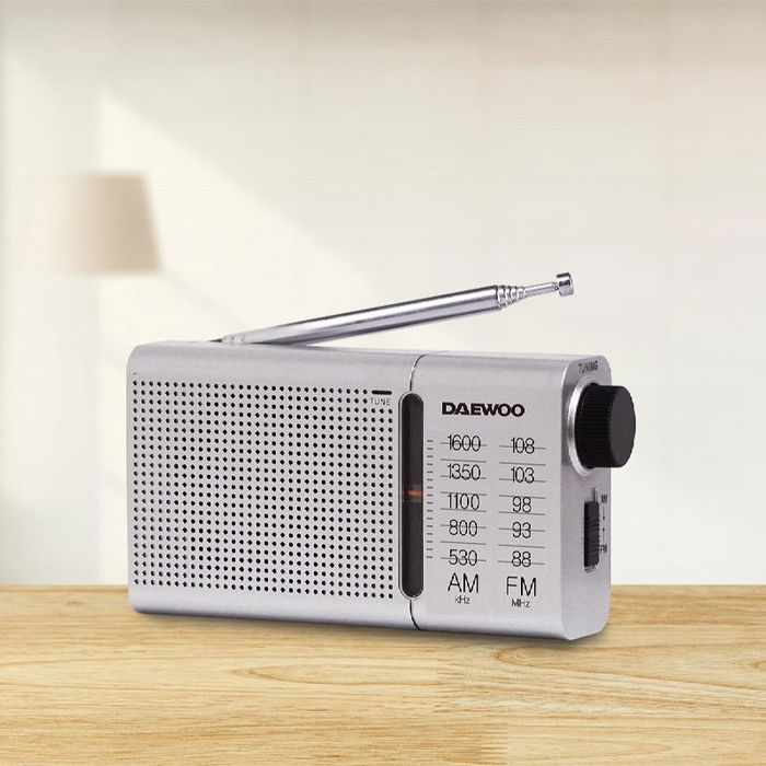 DAEWOO Radio Portátil AM/FM Plata con Altavoz Incorporado y Auriculares Incluidos