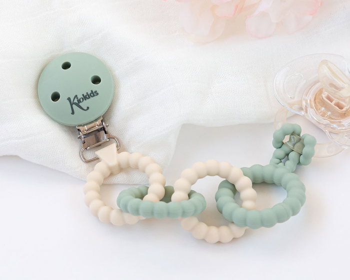 KioKids Sujetachupetes de Silicona Anillado Salvia +0 Meses, Textura Suave y Segura, Pinza Acero Inoxidable KioKids Sujetachupetes de Silicona Anillado Salvia +0 Meses, Textura Suave y Segura, Pinza Acero Inoxidable
