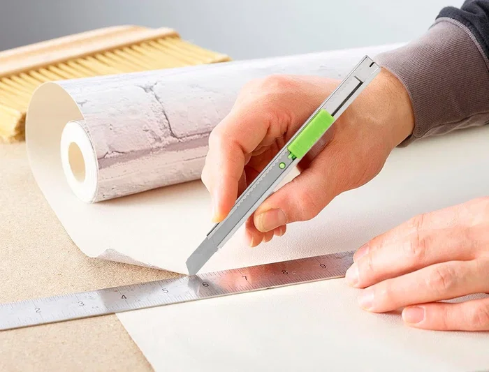 Q-connect Cúter Metálico Estrecho Cuchilla 9 mm con Clip Blíster 1 unidad