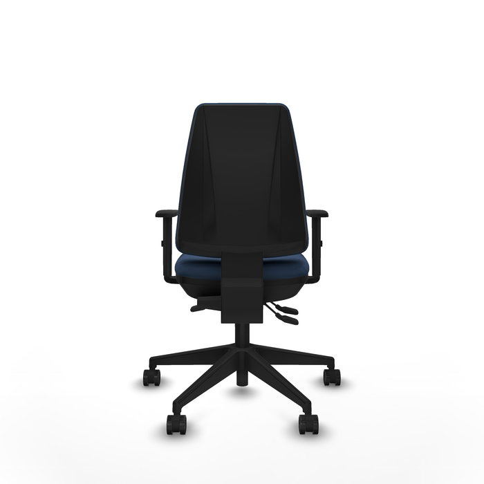 Silla de oficina Elche con mecanismo Asincro tapizada con Similpiel color Azul marino. Equipada con Base piramidal negra, Brazos 1D y Ruedas 65mm nailon