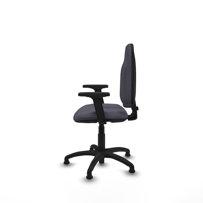 Silla de oficina Algarra con mecanismo Contacto permanente básico tapizada con Tela color Gris oscuro. Equipada con Base poliamida negra, Brazos 2Dy Topes