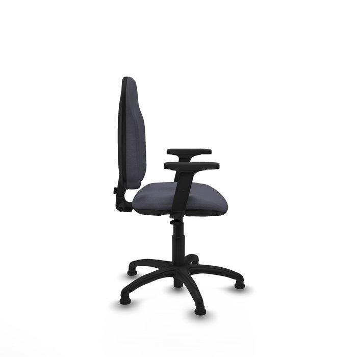 Silla de oficina Algarra con mecanismo Contacto permanente básico tapizada con Tela color Gris oscuro. Equipada con Base poliamida negra, Brazos 2Dy Topes