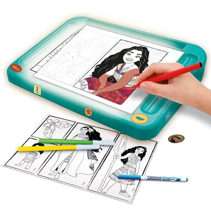 Liscianigiochi AACKX44524 Escuela de Dibujo con Mesa de Luz Moana 2 - Kit de Dibujo con Mesa A4, Plantillas y Pegatinas para Niños Mayores de 5 Años