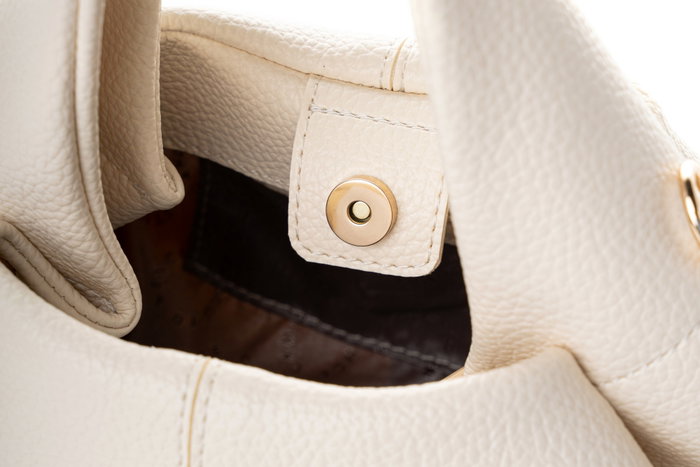 Vince Camuto Bolso Capri en color Crema Vince Camuto Bolso Capri en color Crema