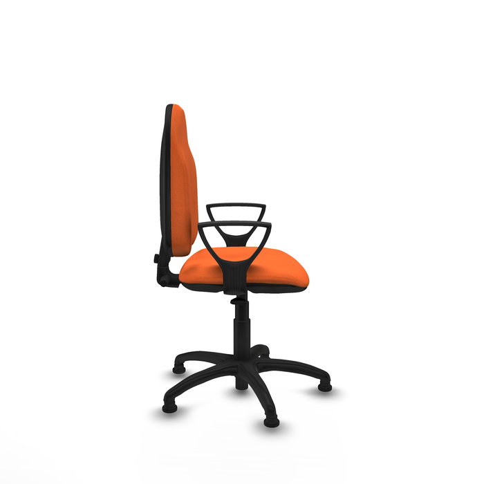 Silla de oficina Algarra con mecanismo Contacto permanente básico tapizada con Tela color Naranja. Equipada con Base poliamida negra, Brazos fijosy Topes